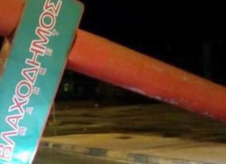 Τεράστια πινακίδα έπεσε πάνω στο δρόμο έξω από τη Λάρισα τεράστια πινακίδα έπεσε στο δρόμο