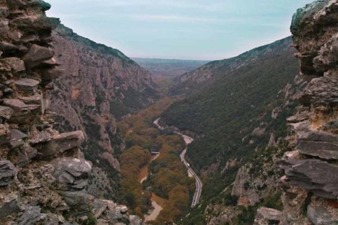 kastro Η άγνωστη ιστορία για το χωριό της Λάρισας με τον ερειπωμένο πύργο…