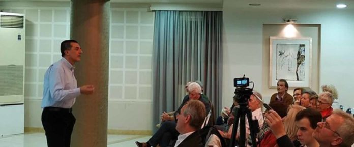 Κοσμοσυρροή στην παρουσίαση του βιβλίου του Δημήτρη Κουρέτα στην Καρδίτσα Κοσμοσυρροή στην παρουσίαση του βιβλίου του Δημήτρη Κουρέτα στην Καρδίτσα