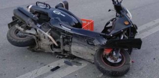 Μηχανάκι συγκρούστηκε με αυτοκίνητο στην Καρδίτσης – Στο νοσοκομείο 25χρονος