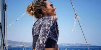 Πετρουλάκη: Οι αισθησιακές πόζες στο μπαλκόνι ξενοδοχείου