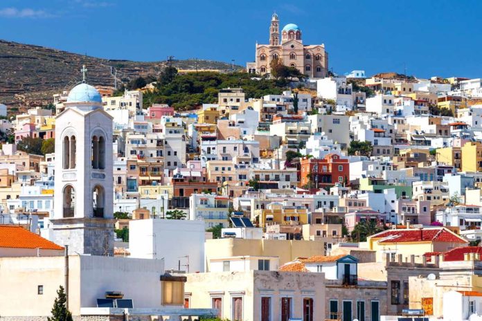 Πάσχα στο νησί όπου ορθόδοξοι και καθολικοί γιορτάζουν μαζί