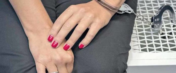 xeiropedes11 Νεαρές, Λαρισαίες και… λησταρχίνες: “Αγκάλιαζαν” περαστικούς και τους ξάφριζαν χρήματα και χρυσαφικά!