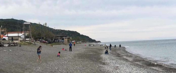 paralia Έπιασαν το Μάη δίπλα στη θάλασσα οι Λαρισαίοι