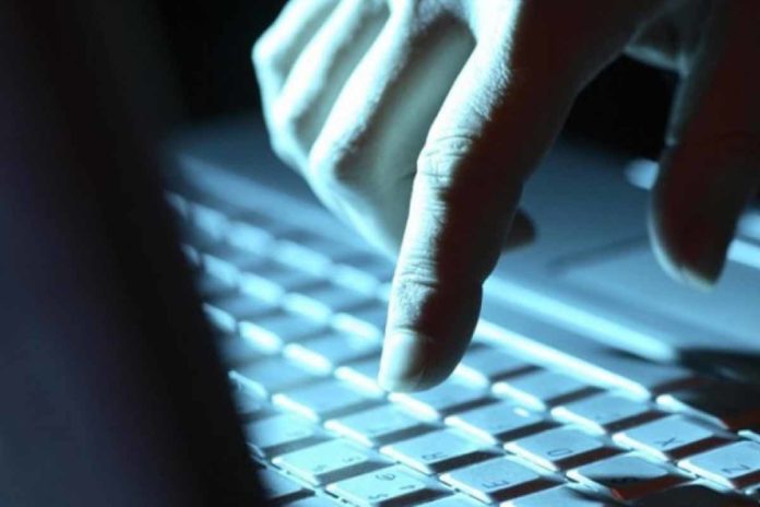 3 Τύρναβος: Εκβίαζε γυναίκα ότι θα ανέβαζε προσωπικές της στιγμές στο ίντερνετ