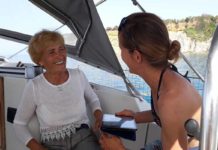 H 81χρονη windsurfer από την Κεφαλονιά H 81χρονη windsurfer από την Κεφαλονιά που σκίζει το Ιόνιο με την σανίδα και το πανί της