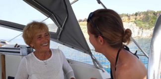 H 81χρονη windsurfer από την Κεφαλονιά που σκίζει το Ιόνιο με την σανίδα και το πανί της