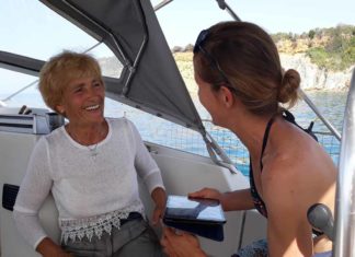 H 81χρονη windsurfer από την Κεφαλονιά H 81χρονη windsurfer από την Κεφαλονιά που σκίζει το Ιόνιο με την σανίδα και το πανί της