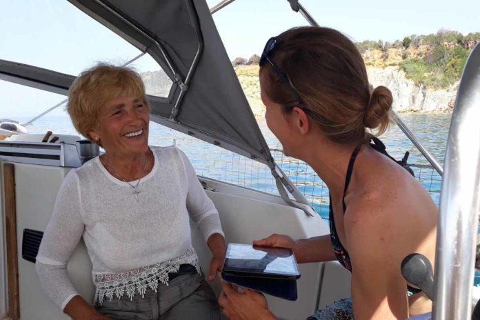 H 81χρονη windsurfer από την Κεφαλονιά H 81χρονη windsurfer από την Κεφαλονιά που σκίζει το Ιόνιο με την σανίδα και το πανί της