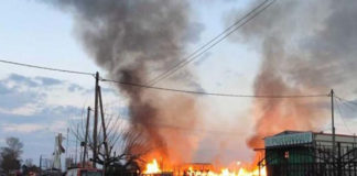 Καίγεται εργοστάσιο με παλέτες σε χωριό έξω από τη Λάρισα