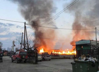 Καίγεται εργοστάσιο με παλέτες σε χωριό έξω από τη Λάρισα