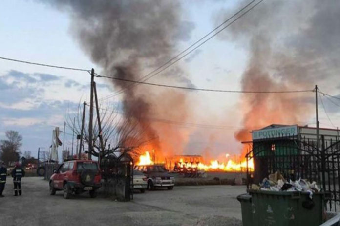 Καίγεται εργοστάσιο με παλέτες σε χωριό έξω από τη Λάρισα Καίγεται εργοστάσιο με παλέτες σε χωριό έξω από τη Λάρισα