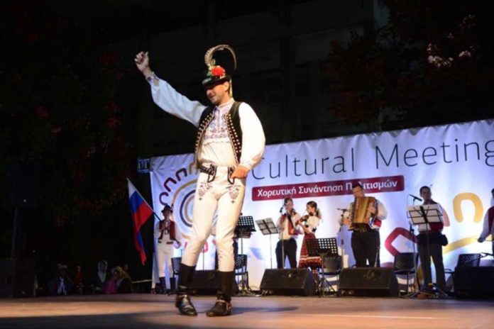 xoros Χορευτές από την Ελλάδα και το εξωτερικό ξεσήκωσαν το κέντρο της Λάρισας