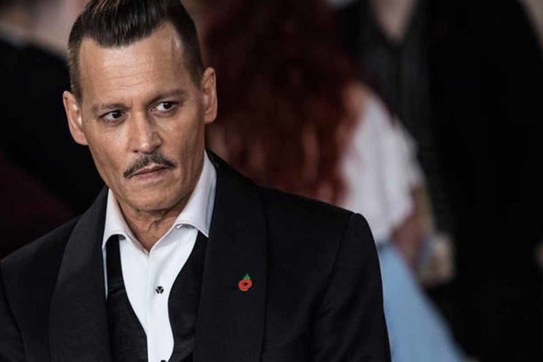 tzoni dep Τρελό «σόου» του Τζόνι Ντεπ στη Μόστρα