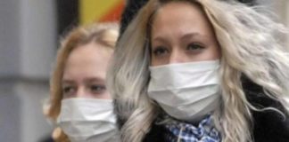 Στο κυνήγι των αντισηπτικών και των χειρουργικών μασκών οι Λαρισαίοι, με τις τιμές να φτάνουν στα ύψη – Φτιάχνουν αντισηπτικά οι φαρμακοποιο