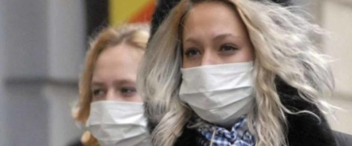 gripi Στο κυνήγι των αντισηπτικών και των χειρουργικών μασκών οι Λαρισαίοι, με τις τιμές να φτάνουν στα ύψη – Φτιάχνουν αντισηπτικά οι φαρμακοποιο