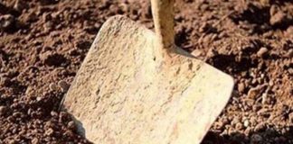 Αγωνιώδεις προσπάθειες να εντοπιστεί εργάτης που καταπλακώθηκε από χώματα σε εργοστάσιο στον Αμπελώνα