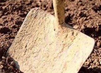 Αγωνιώδεις προσπάθειες να εντοπιστεί εργάτης που καταπλακώθηκε από χώματα σε εργοστάσιο στον Αμπελώνα