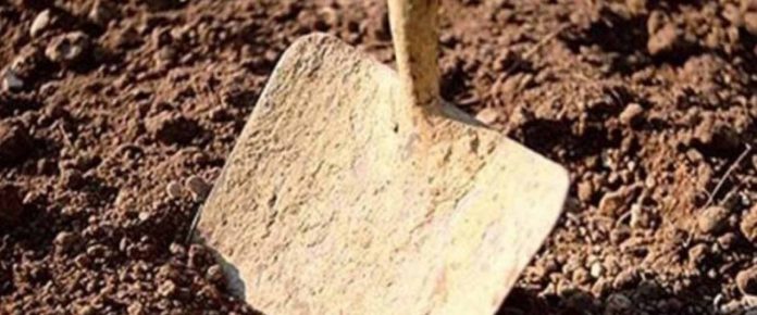 site inlarissa Αγωνιώδεις προσπάθειες να εντοπιστεί εργάτης που καταπλακώθηκε από χώματα σε εργοστάσιο στον Αμπελώνα