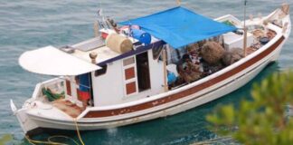 Καΐκι μαζεύει σφουγγάρια στα 15 μέτρα από την ακτή σε Κουτσουπιά και Παλιουριά