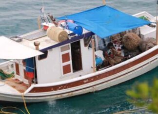 Καΐκι μαζεύει σφουγγάρια στα 15 μέτρα από την ακτή σε Κουτσουπιά και Παλιουριά