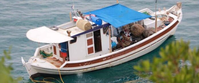 Καΐκι μαζεύει σφουγγάρια στα 15 μέτρα από την ακτή σε Κουτσουπιά και Παλιουριά