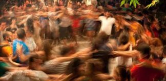 Τύρναβος: Έστησαν τρικούβερτο γλέντι παρά τα μέτρα για τον κορωνοϊό