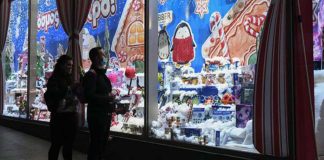 Κορωνοϊός: Πυρετός σχεδίων για τα κορωνο-Χριστούγεννα