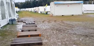 Πνίγονται στη λάσπη οι σεισμόπληκτοι στο Δαμάσι – Μετά τον εγκέλαδο, η βροχή και το κρύο