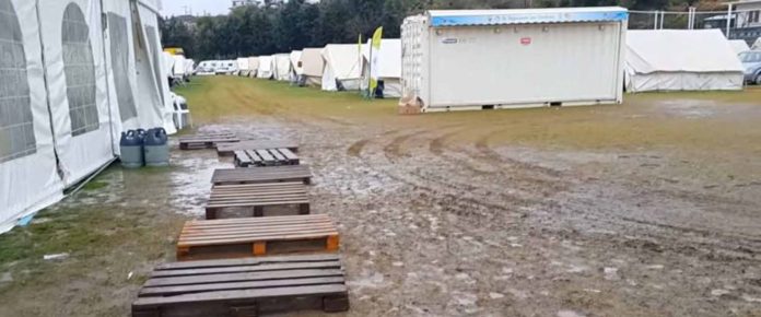 Πνίγονται στη λάσπη οι σεισμόπληκτοι στο Δαμάσι Πνίγονται στη λάσπη οι σεισμόπληκτοι στο Δαμάσι – Μετά τον εγκέλαδο, η βροχή και το κρύο