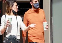 Πάνος Μουζουράκης – Τζίνα Βαρελά Πάνος Μουζουράκης – Τζίνα Βαρελά: Βόλτα στο κέντρο της πόλης για το ερωτευμένο ζευγάρι