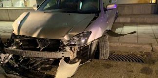 Λάρισα: Αυτοκίνητο κόντεψε να καρφωθεί σε βιτρίνα μαγαζιού