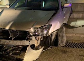 Λάρισα: Αυτοκίνητο κόντεψε να καρφωθεί σε βιτρίνα μαγαζιού Λάρισα: Αυτοκίνητο κόντεψε να καρφωθεί σε βιτρίνα μαγαζιού