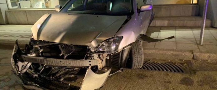 Λάρισα: Αυτοκίνητο κόντεψε να καρφωθεί σε βιτρίνα μαγαζιού Λάρισα: Αυτοκίνητο κόντεψε να καρφωθεί σε βιτρίνα μαγαζιού