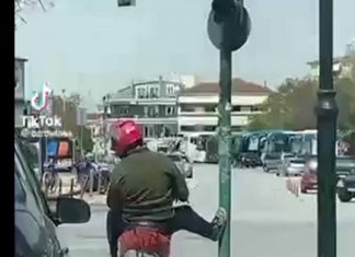 Χαλαρά ο Λαρισαίος ντελιβεράς… – Τα «σπάει» στο Tik Tok το βίντεο Χαλαρά ο Λαρισαίος ντελιβεράς…