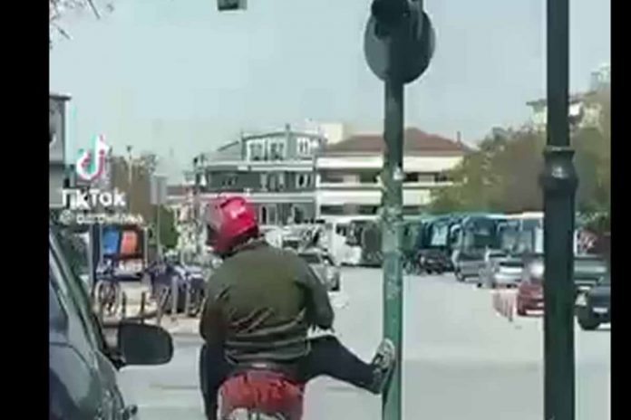 Χαλαρά ο Λαρισαίος ντελιβεράς… – Τα «σπάει» στο Tik Tok το βίντεο Χαλαρά ο Λαρισαίος ντελιβεράς…