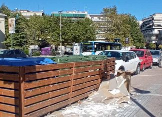 Παρατημένα μπάζα «φιγουράρουν» εδώ και τέσσερις μέρες σ’ ένα από τα κεντρικότερα σημεία της Λάρισας Παρατημένα μπάζα «φιγουράρουν»