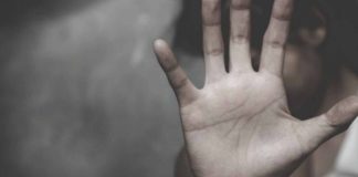 Λάρισα: Μετά τον πατέρα, με χειροπέδες και η μάνα για ενδοοικογενειακή βία στις κόρες τους