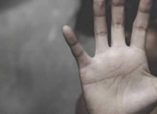 Λάρισα: Μετά τον πατέρα, με χειροπέδες και η μάνα για ενδοοικογενειακή βία στις κόρες τους Λάρισα: Μετά τον πατέρα, με χειροπέδες και η μάνα για ενδοοικογενειακή βία στις κόρες τους