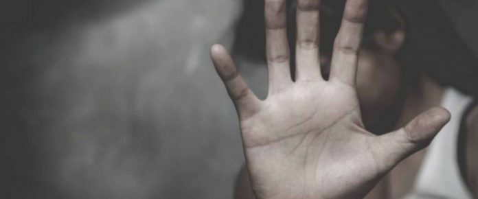 Λάρισα: Μετά τον πατέρα, με χειροπέδες και η μάνα για ενδοοικογενειακή βία στις κόρες τους