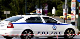 Την άτυχη γυναίκα βρήκε ο σύνοικός της χωρίς αισθήσεις και ειδοποίησε την αστυνομία και το ΕΚΑΒ που έσπευσαν στο σημείο. Η γυναίκα φιλοξενούταν στο συγκεκριμένο σπίτι από τον συγκάτοικό της.