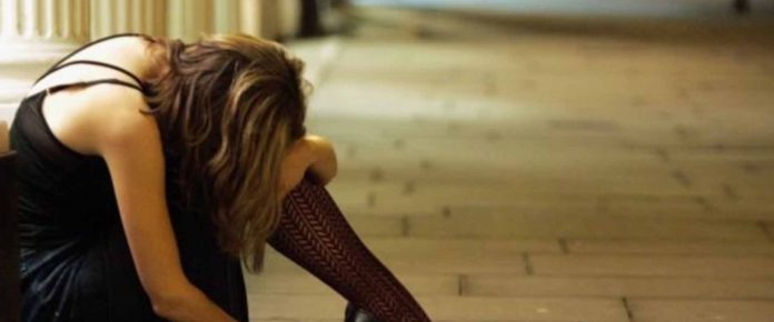 Αναστάτωση στο κέντρο της Λάρισας με μεθυσμένη γυναίκα Αναστάτωση στο κέντρο της Λάρισας με μεθυσμένη γυναίκα